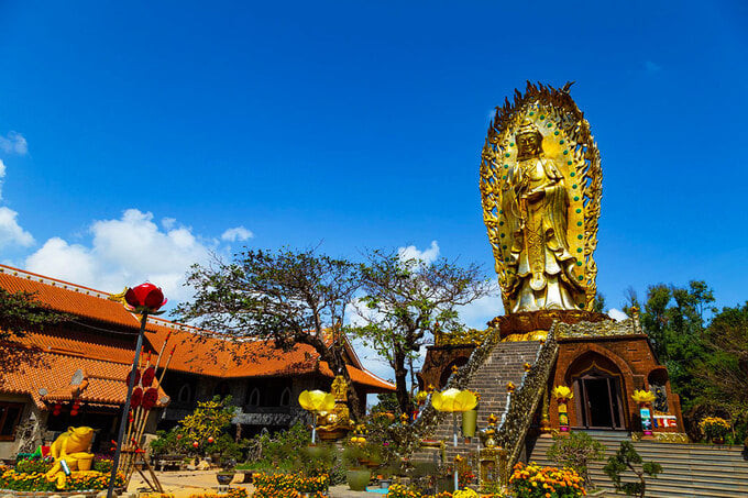 Tượng Phật đôi Quan Thế Âm có chiều cao khoảng 30m