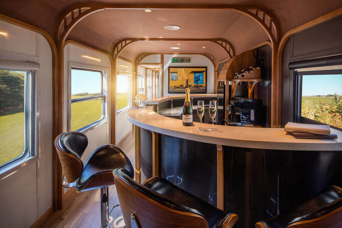 Quầy bar trong toa tàu được thiết kế sang trọng, cao cấp.
