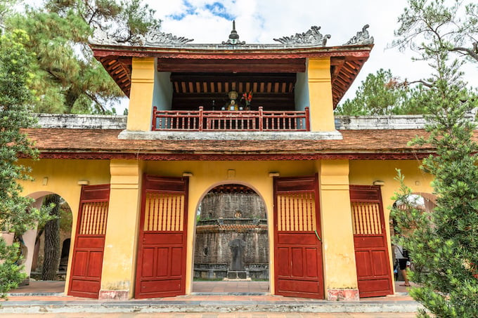 Cổng Tam Quan là điểm đầu tiên bạn đến khi đặt chân tới chùa Thiên Mụ