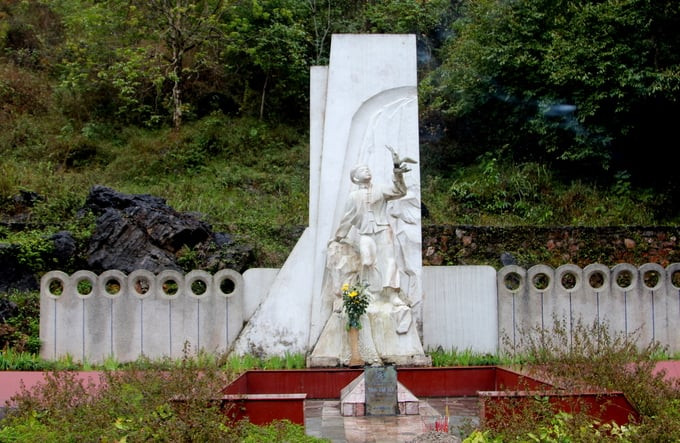 Mộ và tượng của anh hùng Kim Đồng