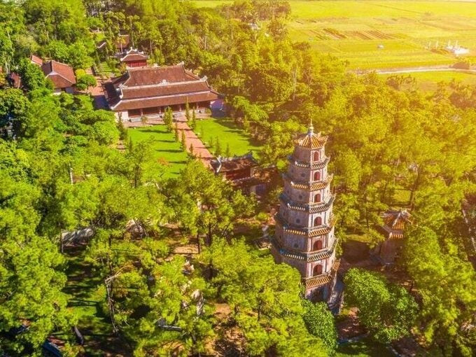 Chùa Thiên Mụ là một trong những ngôi chùa nổi tiếng và quan trọng nhất tại thành phố Huế