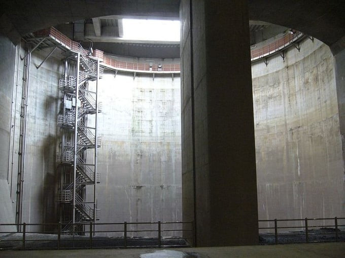 Nâng đỡ bể nước tối quan trọng này là 59 cột trụ lớn kết nối với 10 máy bơm công suất cao có thể bơm tới 200 tấn nước vào sông Edogawa mỗi giây