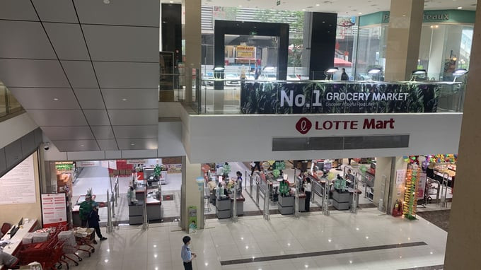 Hoạt động sôi động nhất của trung tâm thương mại Discovery Complex chỉ diễn ra ở tầng 1 với 1 số cửa hàng nhỏ lẻ, quán cà phê và tầng trệt là Lotte Mart