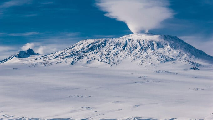 Ngọn núi này có tên là Erebus, một ngọn núi lửa đang hoạt động tại khu vực Nam Cực