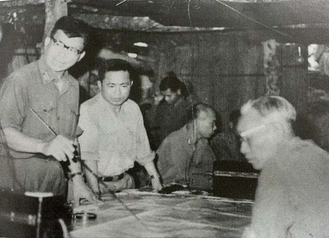 Thiếu tướng Kim Tuấn (trái) đang báo cáo tình hình mặt trận tại Campuchia (1/1979) cho Phó Tổng Tham mưu trưởng Lê Trọng Tấn. Ảnh tư liệu/Báo Tuổi Trẻ