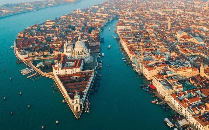 Có thể hình dung Venice giống như một mạng nhện khổng lồ được tạo thành bởi 118 đảo và 175 kênh đào