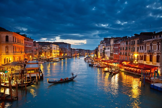 Nằm ở phía đông bắc Italy, Venice trải rộng trên một quần đảo gồm hơn 100 hòn đảo lớn nhỏ
