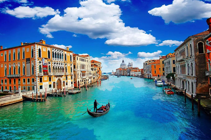 Vào năm ngoái, UNESCO đã cảnh báo về việc Venice có thể bị đưa vào danh sách Di sản gặp nguy hiểm do áp lực quá tải từ du lịch và mực nước dâng cao do biến đổi khí hậu