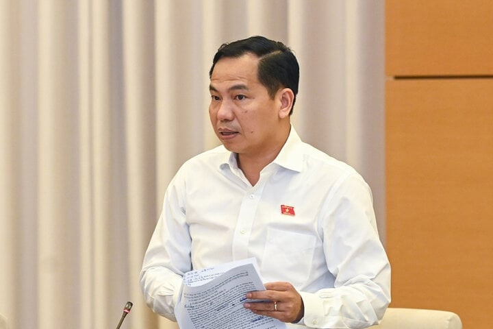 Chủ nhiệm Ủy ban Tài chính ngân sách - ông Lê Quang Mạnh phát biểu. Ảnh: Duy Linh