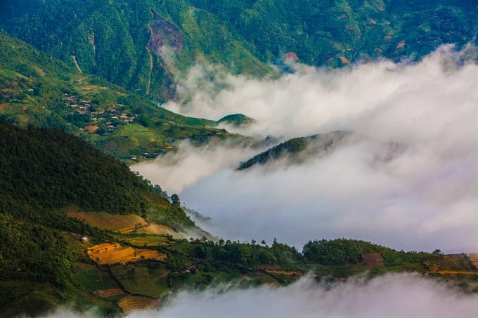 Mây luồn vào bản người Mông nhìn từ lưng chừng đèo Khau Phạ. Ảnh: Kim Phương/VNP
