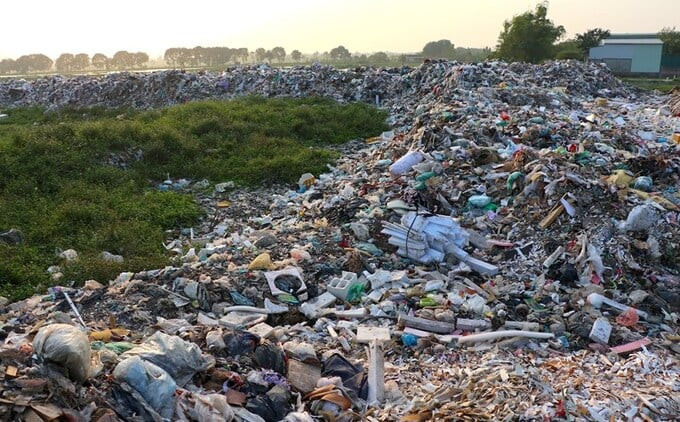 Rác thải chất đống ở bãi rác Nam Sơn ( Ảnh: Internet)