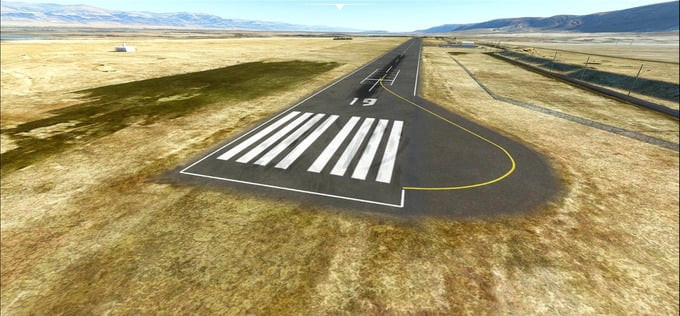Sân bay có một đường băng duy nhất dài 1.200m (3.937 feet)