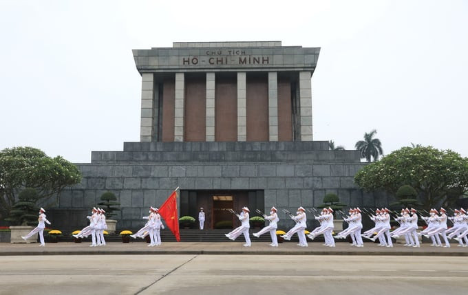 Trên đường Hùng Vương, ngày 29/8/1975, lăng Chủ tịch Hồ Chí Minh được khánh thành. Công trình khởi công ngày 2/9/1973 trên vị trí của lễ đài cũ, nơi an nghỉ vĩnh hằng của Bác. Vật liệu xây dựng lăng được nhân dân cả nước quy tụ về. Ảnh: TTXVN