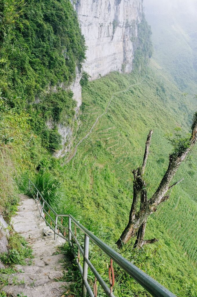 Mặc dù khó khăn và hiểm trở, nhưng khung cảnh tại đèo Mã Pì Lèng B vẫn làm say lòng du khách với vẻ đẹp mênh mông của núi rừng xanh biếc