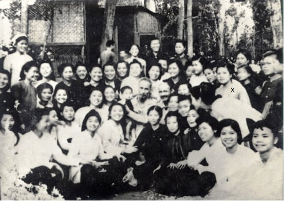 Chủ tịch Hồ Chí Minh chụp với các đại biểu dự Đại hội đại biểu Phụ nữ lần thứ nhất họp tại Việt Bắc, năm 1950 (Bà Nguyễn Thị Bích Thuận là người được đánh dấu X). Ảnh:Bảo tàng Hồ Chí Minh