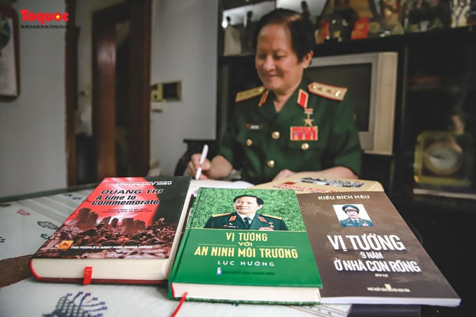 Thượng tướng Nguyễn Huy Hiệu là nhân vật của nhiều cuốn sách, bài báo. Ảnh: Báo Tổ Quốc