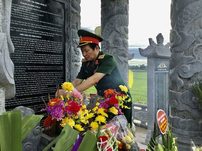 Thượng tướng Nguyễn Huy Hiệu thắp hương tưởng niệm đồng đội Trung đoàn 27 Triệu Hải anh hùng. Ảnh: Báo Vietnamnet