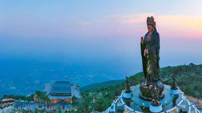 Tượng Phật bà Tây Bổ Đồ Sơn trên đỉnh núi Bà Đen