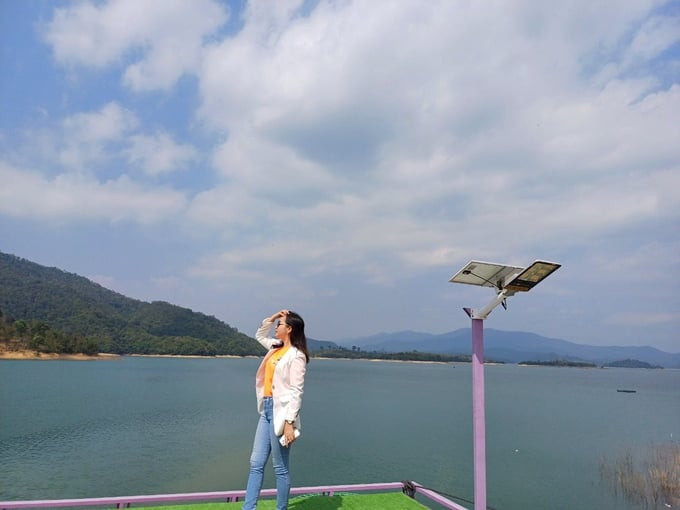 Du khách tạo dáng chụp hình lưu niệm trên lòng hồ Hàm Thuận