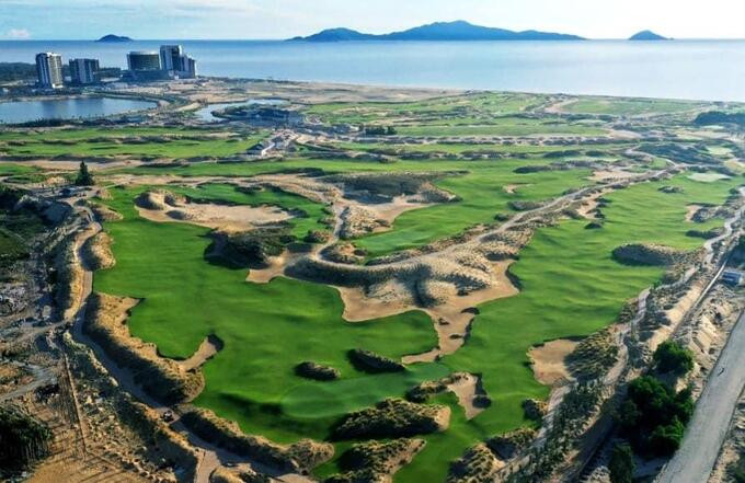 Với tầm nhìn hướng ra biển Đông và đảo Cù Lao Chàm, sân golf này sẽ làm say đắm bất cứ golfer nào bởi vẻ đẹp hùng vĩ của thiên nhiên và cảnh quan xung quanh