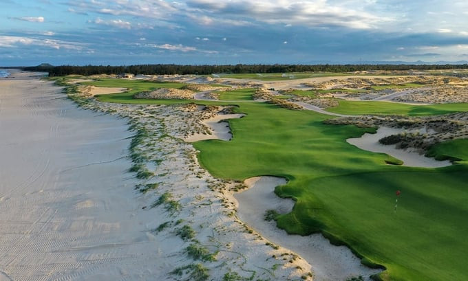 Hoiana Shores Golf Club được thiết kế theo tiêu chuẩn quốc tế với 18 lỗ, chiều dài 7004 yard và 71 par, đảm bảo đáp ứng các yêu cầu của các giải đấu quốc tế