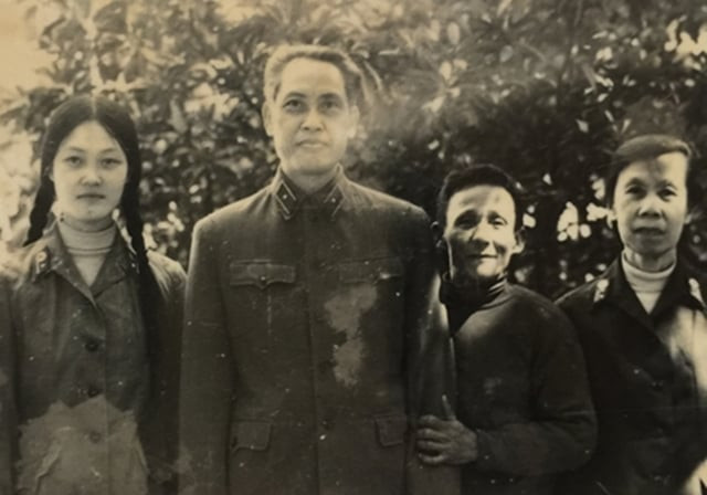Bác sĩ Lê Thu Hà (bìa trái) và cha là Trung Tướng Lê Hai cùng bà nội và mẹ, bác sĩ Mạc Thị Phúc. Ảnh tư liệu/Báo CAND