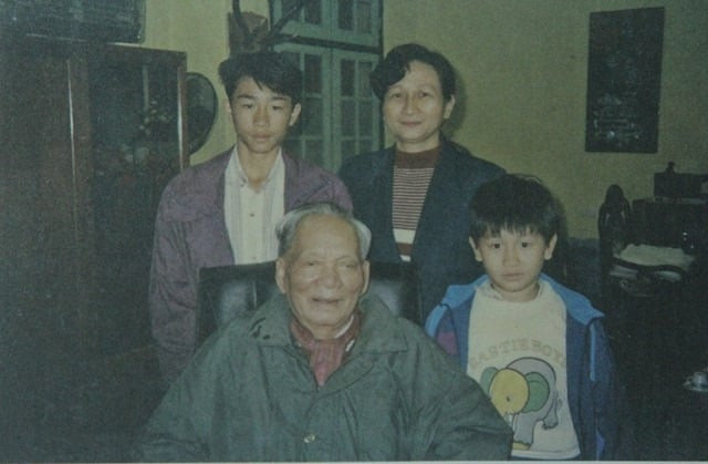 Đại tướng Lê Đức Anh bên con gái lớn Lê Xuân Hồng và hai cháu ngoại năm 1997. Ảnh: CTTĐT huyện Bù Đốp