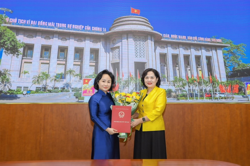Thống đốc Nguyễn Thị Hồng trao Quyết định bổ nhiệm Chánh Văn phòng NHNN cho Đ/c Trần Thu Huyền