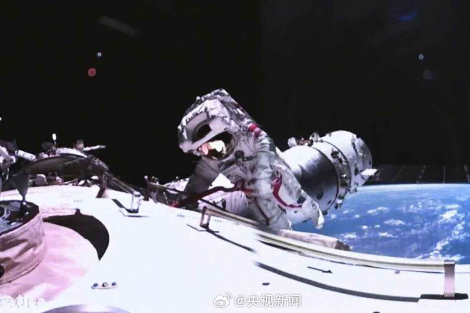 Hai phi hành gia trên trạm vũ trụ Tiangong của Trung Quốc đã thực hiện sứ mệnh kéo dài 8 giờ để sửa chữa một tấm pin mặt trời bị hỏng. Ảnh: CCTV