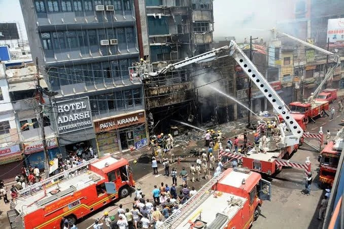 Vụ hỏa hoạn nghiêm trọng xảy ra tại khách sạn Pal Hotel gần ga xe lửa Patna, bang Bihar (Ấn Độ)