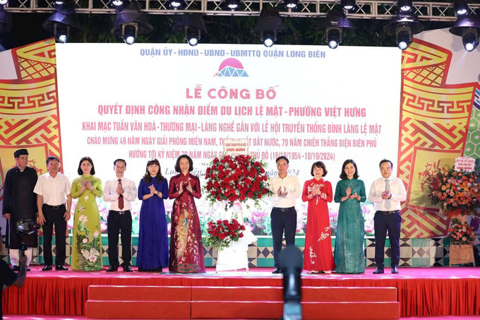 Lãnh đạo UBND Thành phố Hà Nội trao Quyết định công nhận điểm du lịch Lệ Mật cho cán bộ, nhân dân phường Việt Hưng và quận Long Biên