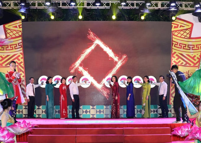 Các đại biểu nhấn nút khai mạc Tuần lễ Văn hóa - Thương mại - Làng nghề quận Long Biên năm 2024