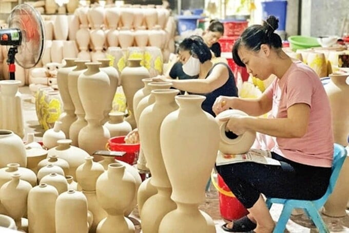 Làng gốm Bát Tràng là làng nghề truyền thống nổi tiếng tại Hà Nội