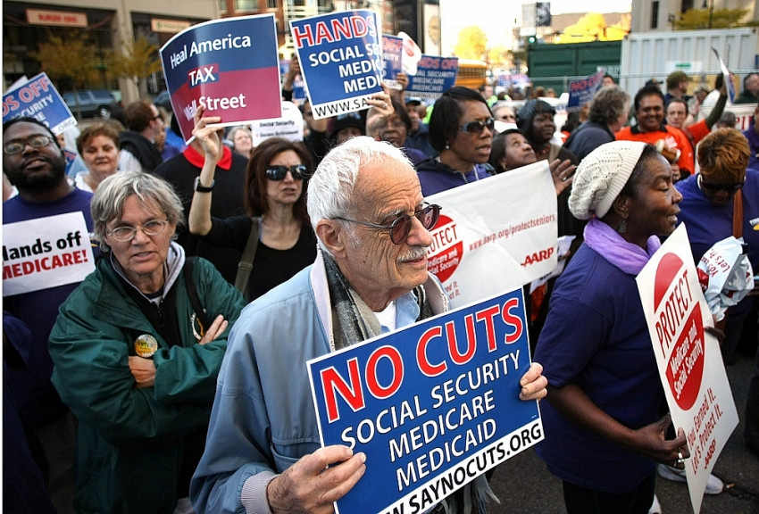 Hưu trí bấp bênh ở Mỹ: Hỗ trợ lương hưu không đủ sống, người già vẫn phải làm việc cật lực để mưu sinh