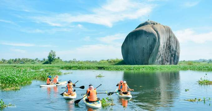 Ngoài việc leo núi, du khách còn có thể tham gia trải nghiệm đạp xe xuyên qua ruộng lúa hoặc chèo SUP trên dòng suối Đa Tôn,...