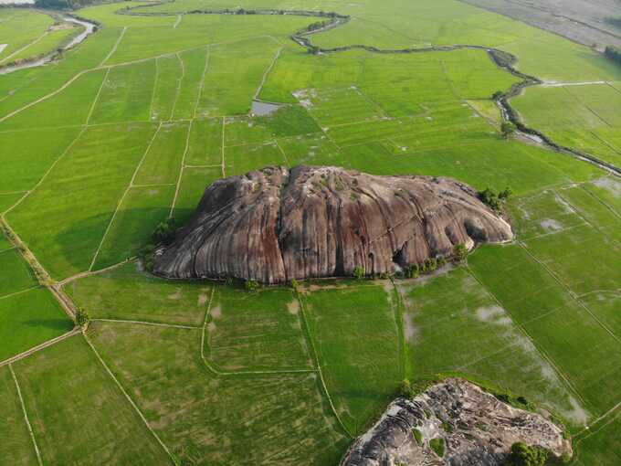 Toạ lạc ngay tại huyện Tân Phú, tỉnh Đồng Nai, núi đá Chữ Thập đã trở thành điểm check-in phổ biến trong vài năm qua