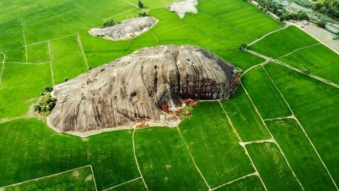 Cách TP. HCM chỉ hơn 130km, núi đá này là lựa chọn thú vị cho những du khách trong kì nghỉ hoặc dịp cuối tuần