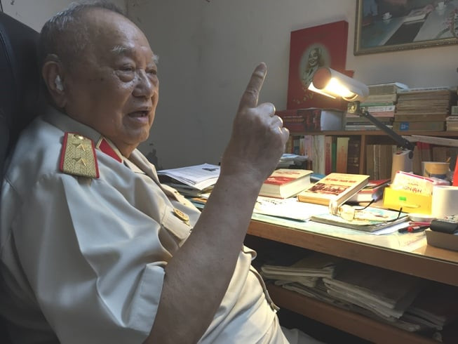 Trong suốt cuộc đời quân ngũ của mình, Trung tướng Lê Hữu Đức đã 17 lần bị thương và dù bàn tay trái đã bị cắt đi sau vết thương nặng mà quân địch gây ra nhưng ông vẫn theo suốt cuộc kháng chiến với mơ ước vĩ đại. Ảnh: VGP/Phương Liên