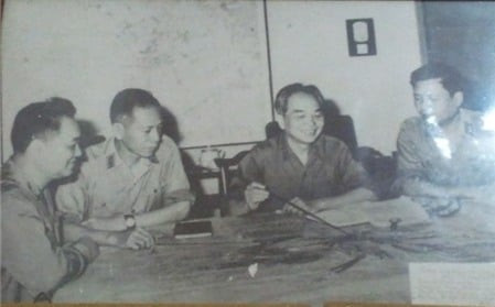 Trung tướng Lê Hữu Đức (ngoài cùng bên trái) trong một lần báo cáo tình hình chiến dịch với Đại tướng Võ Nguyên Giáp. Ảnh: VGP