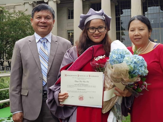 Thu Thảo bên bố mẹ trong ngày nhận bằng tiến sĩ tại MIT, năm 2019. Ảnh: VnEpress