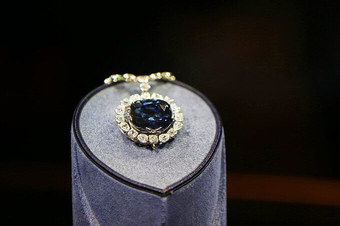 Viiên kim cương Hope được tặng cho Bảo tàng Lịch sử Tự nhiên Smithsonian ở Mỹ vào giữa thế kỷ XX