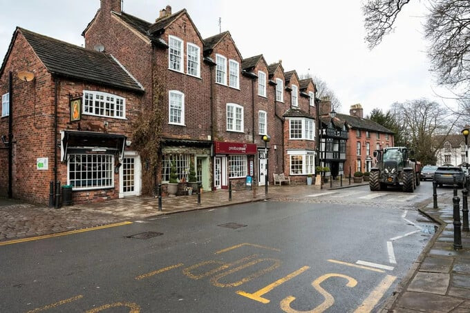 Theo thống kê năm 2019, con đường Prestbury ở đây có giá bất động sản đắt đỏ đứng ở vị trí thứ 3 ở Cheshire, Anh