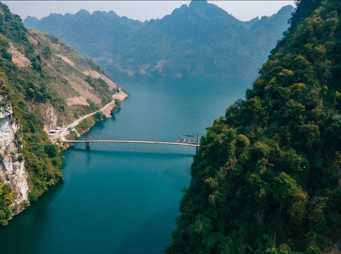 Cây cầu treo thơ mộng được ví như ‘viên ngọc xanh’ nằm lọt thỏm giữa núi rừng Điện Biên