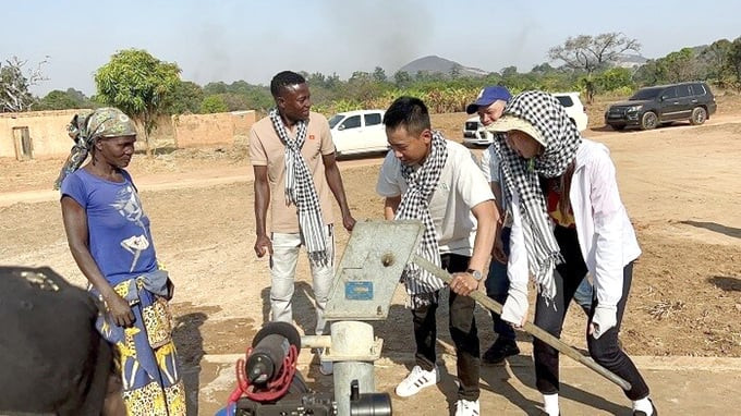 Hoa hậu Thùy Tiên kết hợp cùng nhóm Quang Linh làm từ thiện ở Angola.