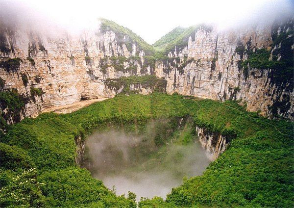 Hố sụt Xiaozhai Tiankeng ở Trùng Khánh, Trung Quốc, có độ sâu lên đến 662m