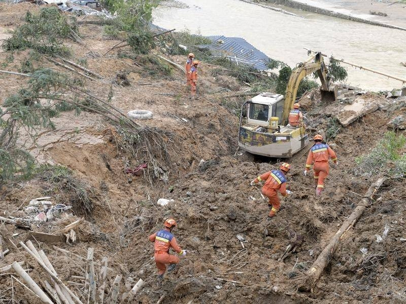 Sập đường cao tốc khiến ít nhất 19 người thiệt mạng tại chỗ, cảnh sát phong toả tuyến đường, huy động 500 người tới hiện trường cứu hộ