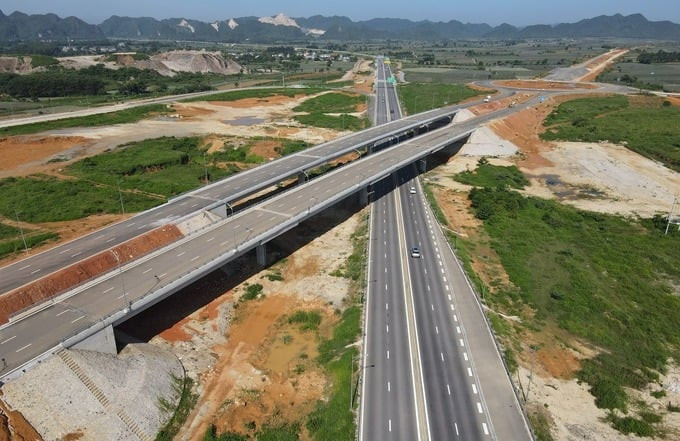 Tuyến đường Đông - Tây đoạn vượt qua cao tốc Mai Sơn - Quốc lộ 45. Ảnh: Người Lao Động