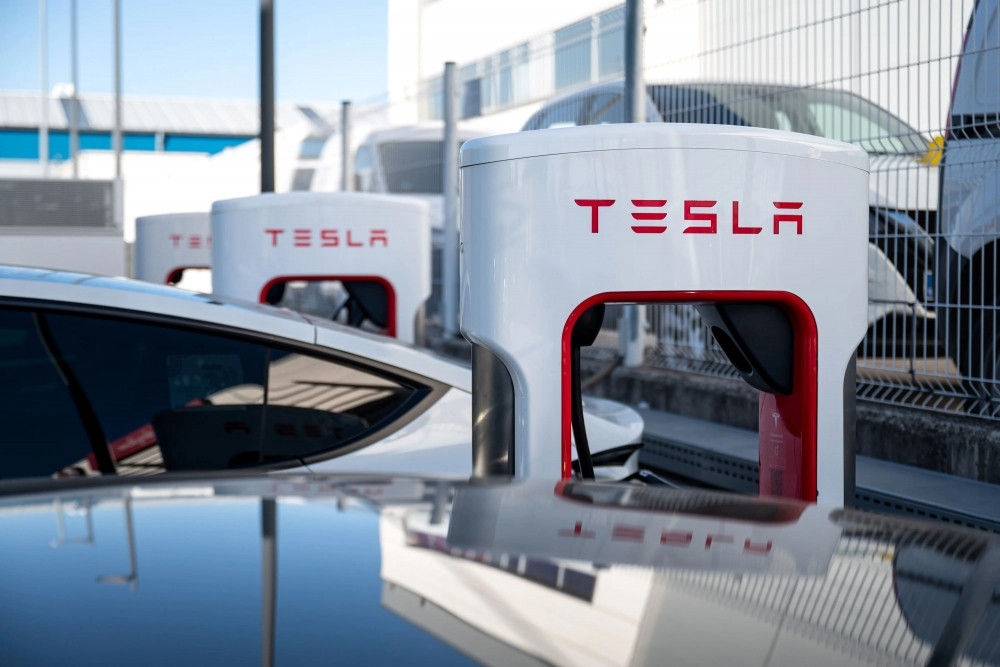 Elon Musk continues to fire 500 employees of Tesla's charging network operations department, from employees to leaders all have lost their jobs.