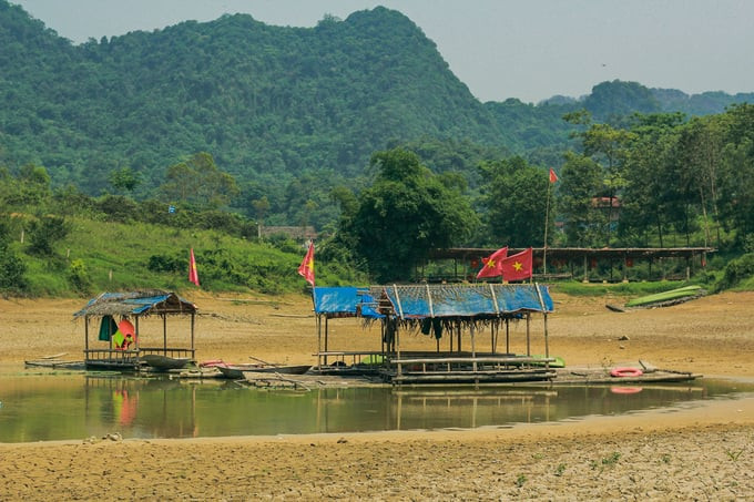 Hiện hoạt động trèo thuyền kayak không thể hoạt động do hồ Nong Dùng đã cạn nước