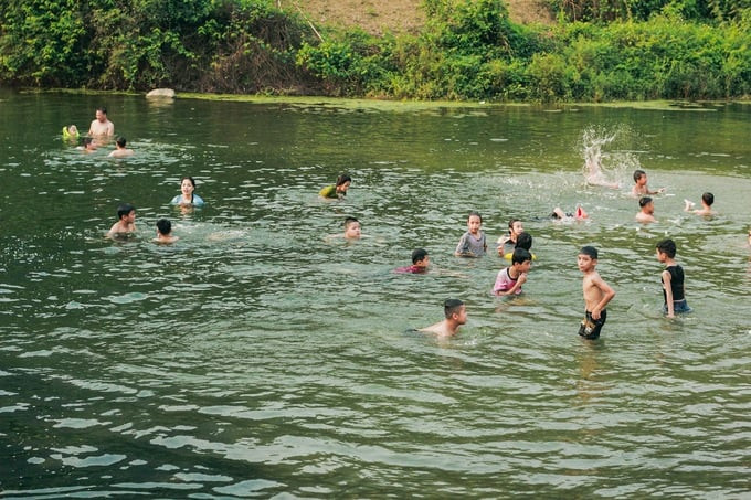 Dòng sông gắn liền với tuổi thơ